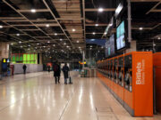 L’estació de Sants recupera Rodalies però es desperta més buida de l’habitual: “No tenia previst agafar el tren”
