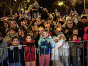 Els Reis d’Orient desafien el fred de Barcelona escampant il·lusió pels carrers