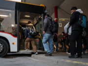 Cues a l’estació de Fabra i Puig d’usuaris que es passen de Rodalies a l’autobús: “Em porta menys maldecaps”
