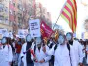 Els metges es manifesten amb una rua reivindicativa per Barcelona per denunciar la sobrecàrrega laboral en una nova vaga