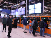 Els passatgers a Sants, resignats a l’inici d’una nova setmana incerta a Rodalies: “No sabem què és la normalitat”