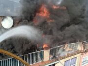 Incendi devastador en un edifici de Premià de Mar obliga a desallotjar més de 60 veïns