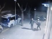 VÍDEO | Un home amb ganivets ataca la comissaria de Premià de Mar: detenció i alarma ciutadana