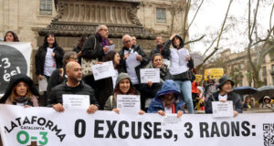 Centenars de persones es concentren a Barcelona per reclamar menys ràtios i millores de 0 a 3 anys: “No som guarderia”
