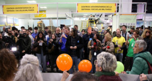 Una protesta a l’estand de l’exèrcit espanyol al Saló de l’Ensenyament denuncia que “no és formació sinó reclutament”
