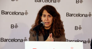 El govern de Barcelona celebra l’ajornament del primer desnonament del bloc del carrer Sant Agustí