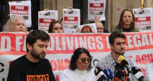 Els veïns del bloc del carrer Sant Agustí demanen la mediació del Síndic de Greuges de Barcelona per evitar desnonaments