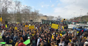 Docents, metges i pagesos amb tractors tallen l’AP-7 a Sant Gregori