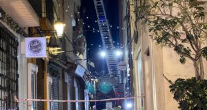 L’esfondrament parcial d’una finca a Sabadell obliga a desallotjar dos edificis adjacents, locals comercials i oficines