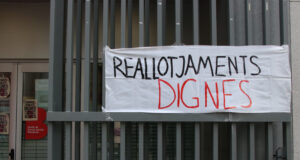 Una acció de protesta del Grup d’Habitatge de Sants exigeix “pisos dignes” en el reallotjament de famílies desnonades