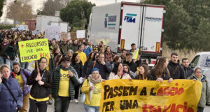 Els docents tallen la C-58 a Sant Quirze del Vallès i la C-32 a Mataró en el quart dia de vagues
