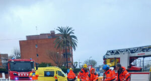 Els Bombers evacuen una persona sota el pont de la riera d’Alella