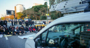 Els docents tallen la ronda de Dalt i altres vies com l’AP-7 a Badia i la C-17 a Gurb en el cinquè dia de vagues