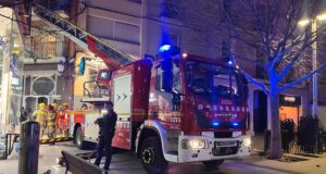 Els Bombers treballen en el despreniment de la paret d’un edifici a Sabadell que deixa un ferit lleu