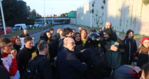Els docents tallen la ronda de Dalt i altres vies com l’AP-7 a Badia i la C-17 a Gurb en el cinquè dia de vagues