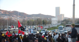 Els docents tallen la ronda de Dalt a Santa Coloma de Gramenet i Barcelona en el cinquè dia de vagues