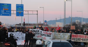 Els docents tallen la ronda de Dalt i altres vies com l’AP-7 a Badia i la C-17 a Gurb en el cinquè dia de vagues