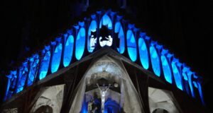 La Sagrada Família il·lumina la façana de la Passió per reviure els darrers dies de Jesús