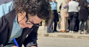 Les presons homenatgen la cuinera de Mas Enric en el segon aniversari de l’assassinat: “Encara estem trencats”