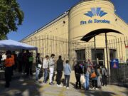 BComú critica que Collboni no ha activat recursos per la regularització fins que les cues “han arribat al seu despatx”