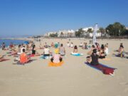 Ioga gratis davant del mar a Premià: així seran les sessions més relaxants de l’estiu