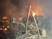 VÍDEO | Nit de tensió al Maresme: un aparatós incendi en una zona de barraques obliga a desallotjar una vintena de persones
