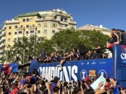 750.000 persones segueixen als carrers de Barcelona la rua del Barça per celebrar el títol de lliga