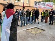 Mig centenar de persones es concentren a l’institut escola de Sabadell on s’hi ha de destina un agent dels Mossos