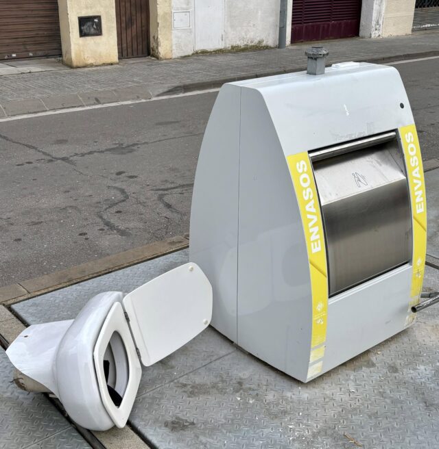 Vàter abandonat al costat d'un contenidor soterrat de recollida selectiva a Vilassar de Mar.