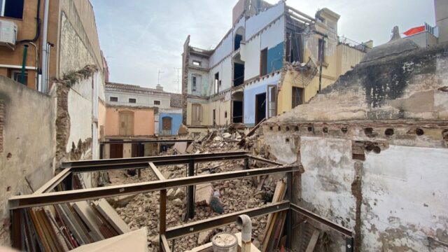 Imatge de l'edifici enfonsat al carrer de l'església (Ajuntament d'Arenys de Mar)